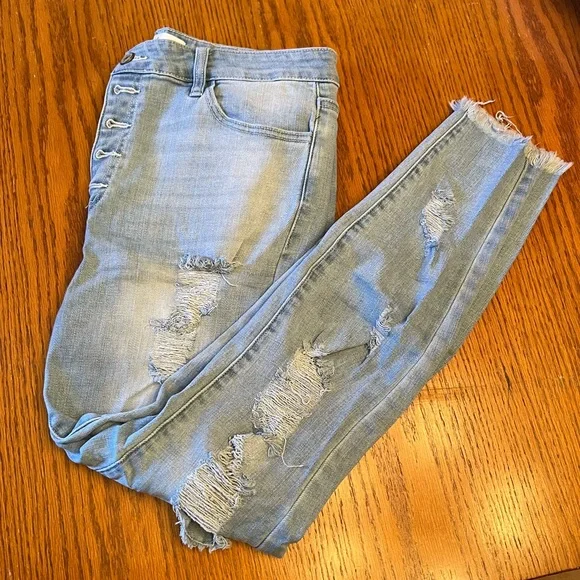 Light wash KanCan distressed skinny jeans - Picture 1 of 7